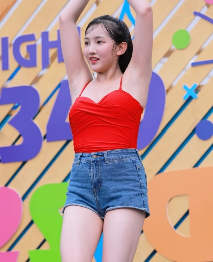 버스터즈 민지 워터밤 직캠에 육덕녀 겨드랑이 제대로 담긴 순간