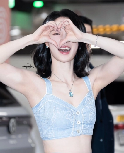 임지연 겨드랑이 대놓고 드러난 하트 포즈