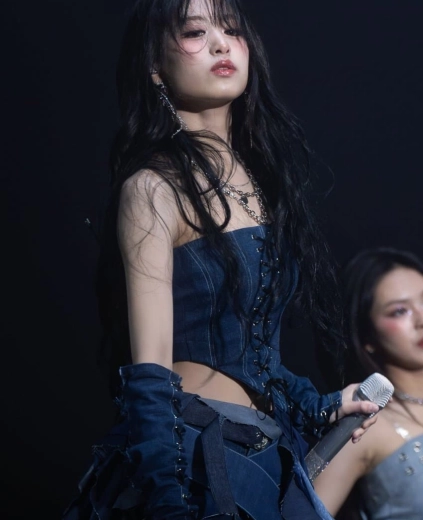 베몬 아현 접겨 드러난 튜브탑 무대 의상