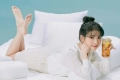 아이유 발바닥 뻗은 포즈 속 뒤꿈치