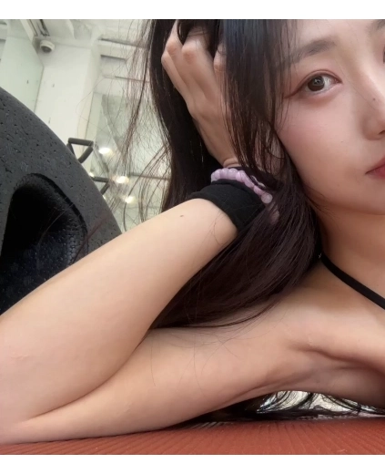 여캠 영쥬 움푹겨 강조된 스트레칭 셀카