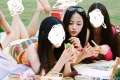민지 발끝 하늘 향해 뻗은 피크닉샷 구도