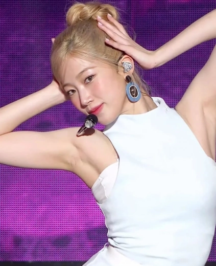 르세라핌 카즈하 겨드랑이 제대로 드러난 무대
