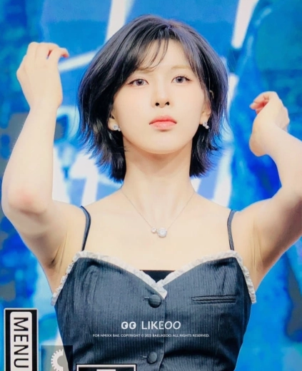 엔믹스 배이 겨주름까지 선명하게 나와버린 포즈