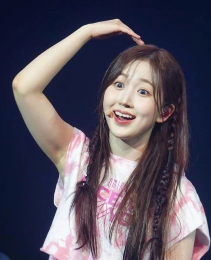 혜원 도톰겨 드러난 민소매