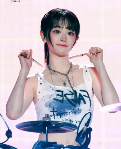 쵸단 접겨 선명하게 드러난 QWER 무대