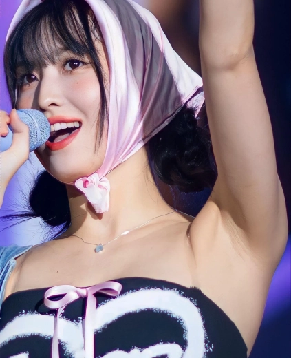트와이스 모모 쭈글겨까지 선명하게 담긴 고화질 무대컷