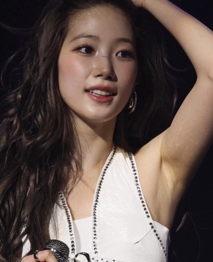 르세라핌 카즈하 겨 실루엣 선명하게 잡힌 무대