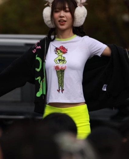 아일릿 모카 겨땀 포착된 인사 직찍