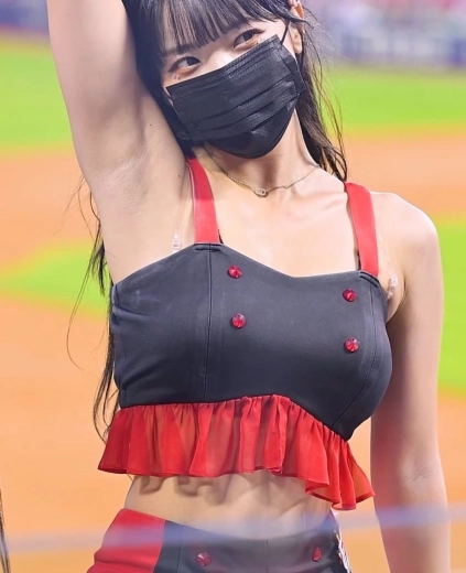 치어리더 이다혜 털겨 의심될 정도로 선명한 활짝겨