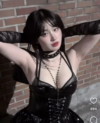 모델 우현 도톰겨 드러난 윗슴 강조 란제리룩