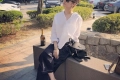 차주영 발등 무심한 야외 포즈