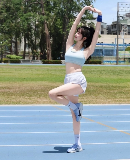 어리더 안지현 활짝겨 제대로 잡힌 포카리 스트레칭샷