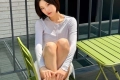 있지 예지 발등 노출된 얇은 샌들 착샷 햇살 아래 클로즈업