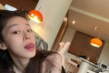 이주명 발끝 올린 침대 셀카 혀 내민 표정까지 완벽