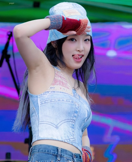 최예나 넓적겨 무대 의상에 그대로 드러나