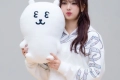 인형안고 아이사 샷~