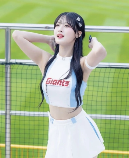 정설아 접겨 응원 포즈 치어복 위로 드러난 겨라인 실루엣