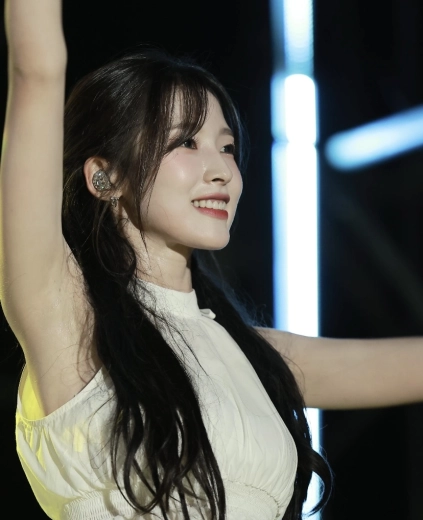 오마이걸 아린의 젖겨 순간 조명 아래서 더 도드라진 겨라인 실루엣
