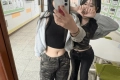 힙한 느낌의 배꼽노출
