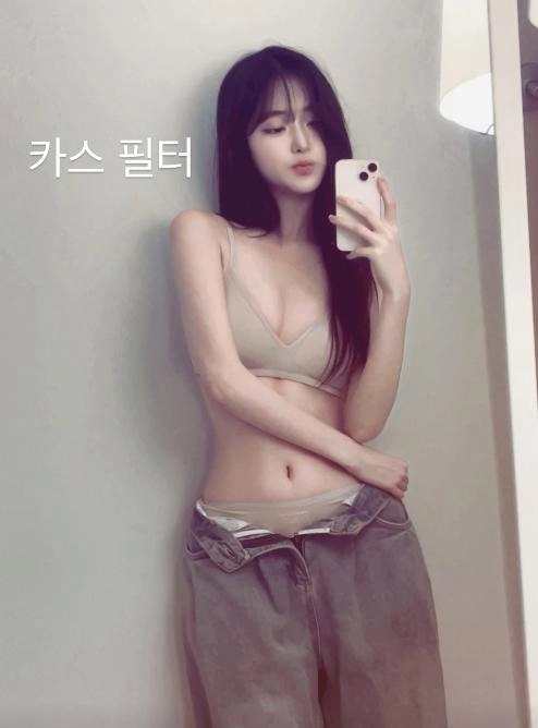 힙한 느낌의 언더웨어 노출