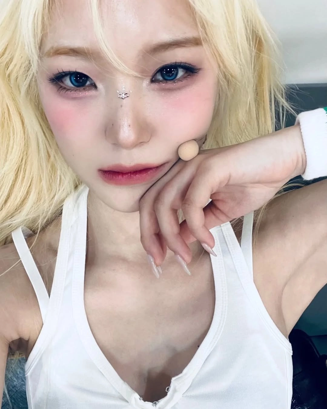 움푹파인 프로미스나인 지헌 겨드랑이 셀카