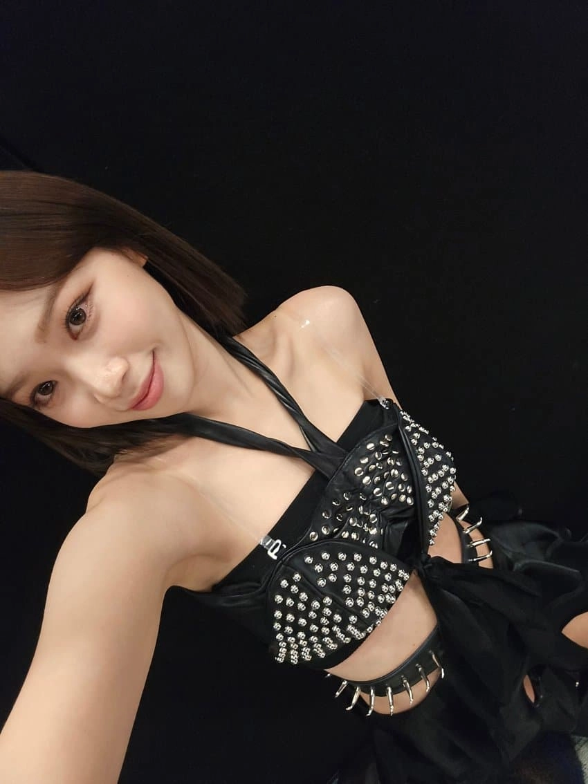 김채원 겨드랑이 셀카 겨라인 박제