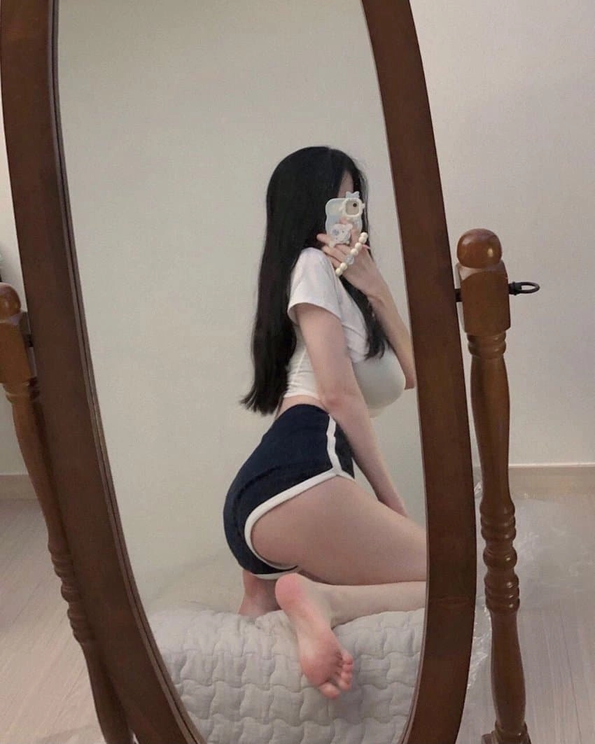 침대 위 돌핀팬츠 발바닥 거울샷