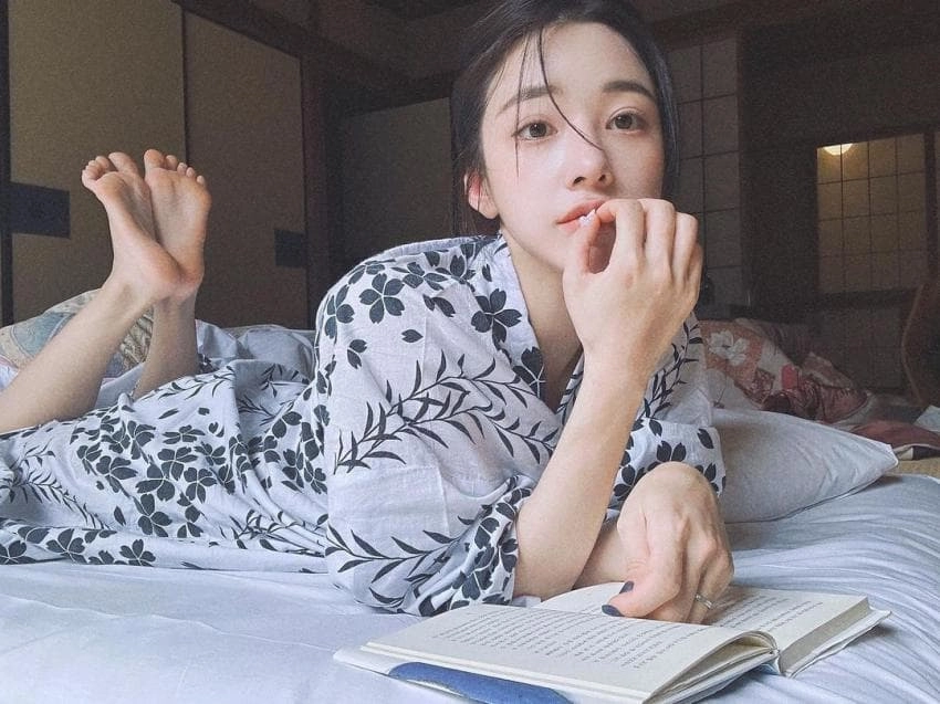 휴가지에서 찍힌 타히티 아리 맨발