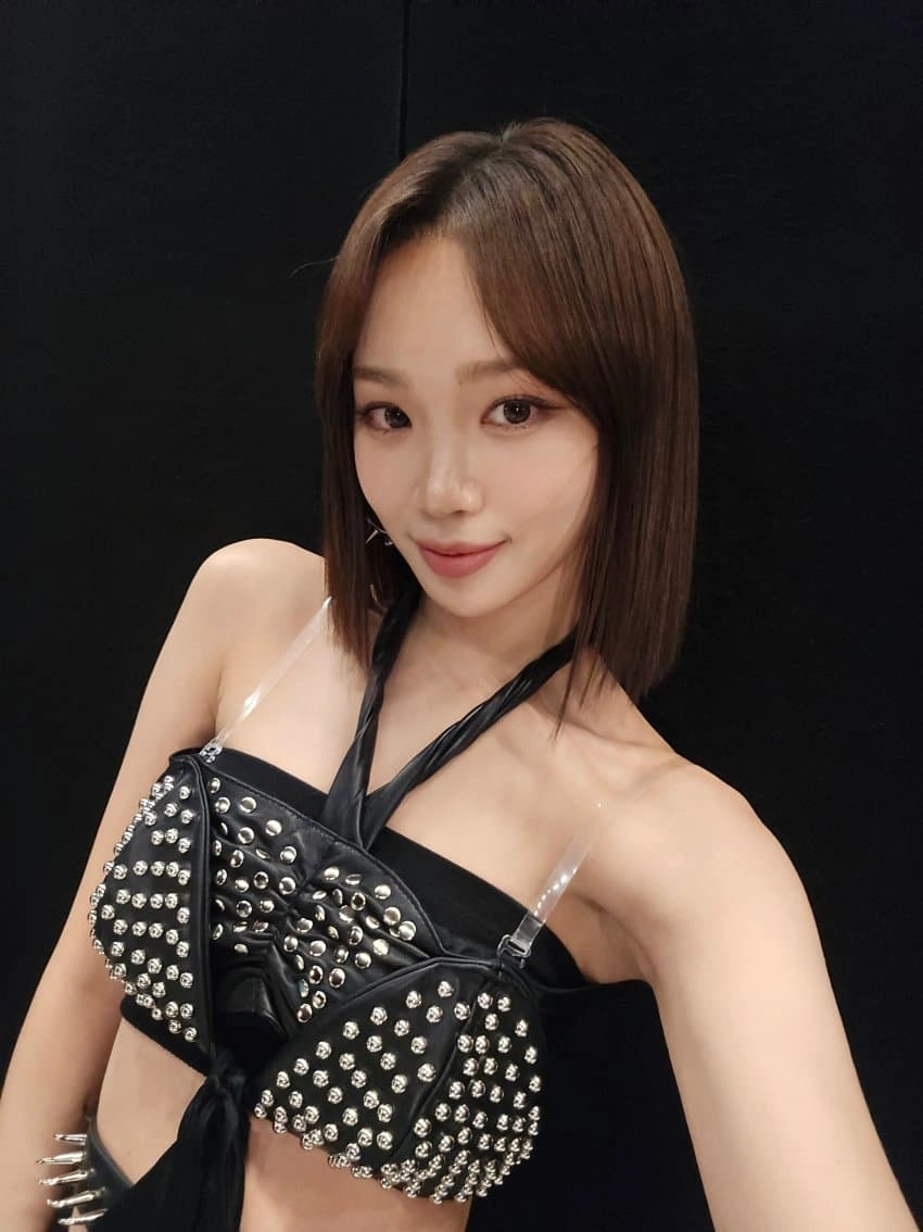 김채원 겨드랑이 셀카 겨라인 박제