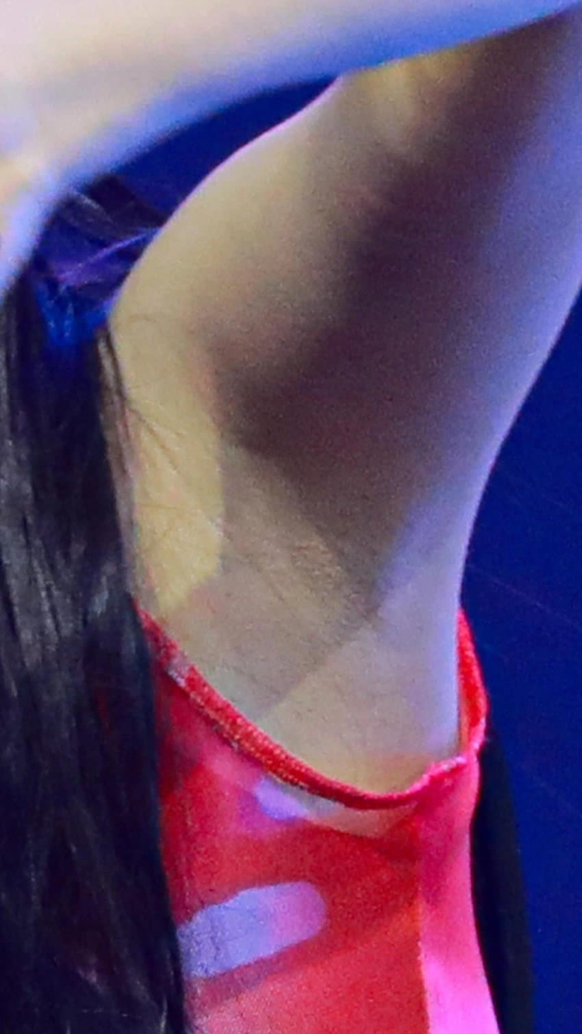 민소매 사이로 잡힌 뉴진스 해린 겨로즈업