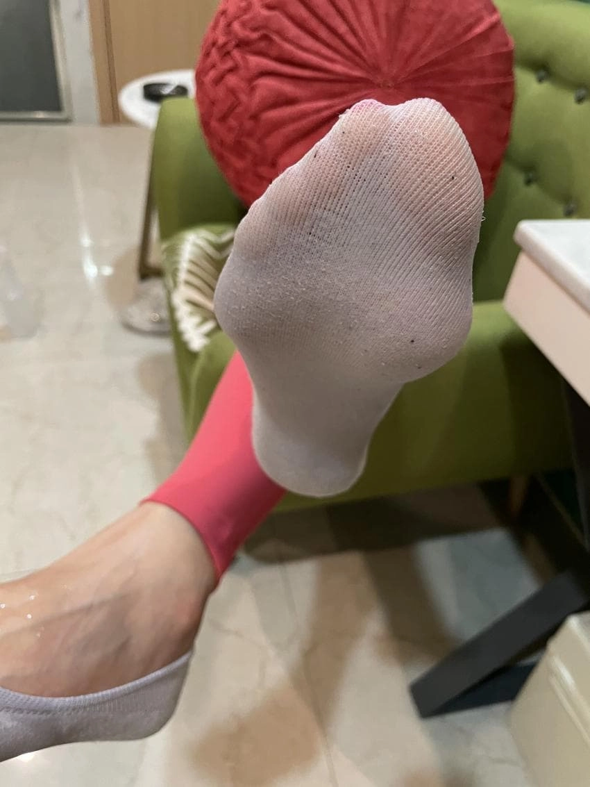 운동 직후 포착된 땀에 젖은 발