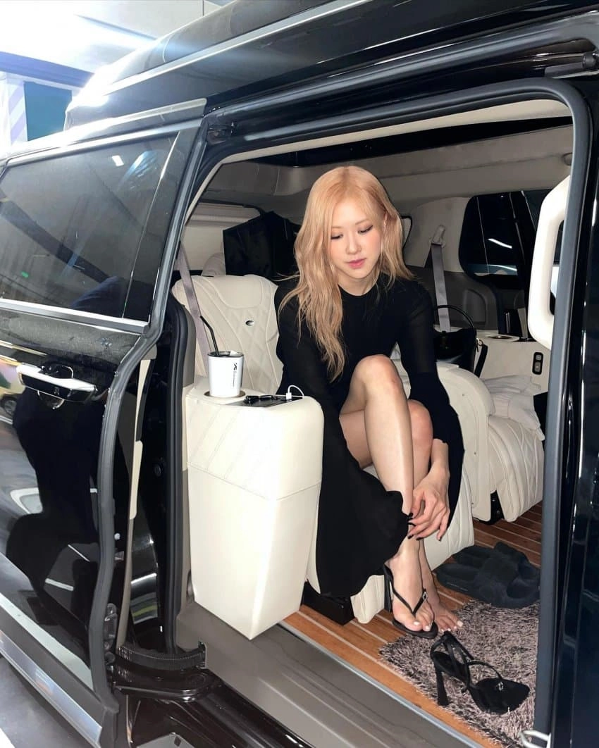 블랙핑크 로제 맨발 차안 셀카 무방비하게 드러난 발끝 실루엣