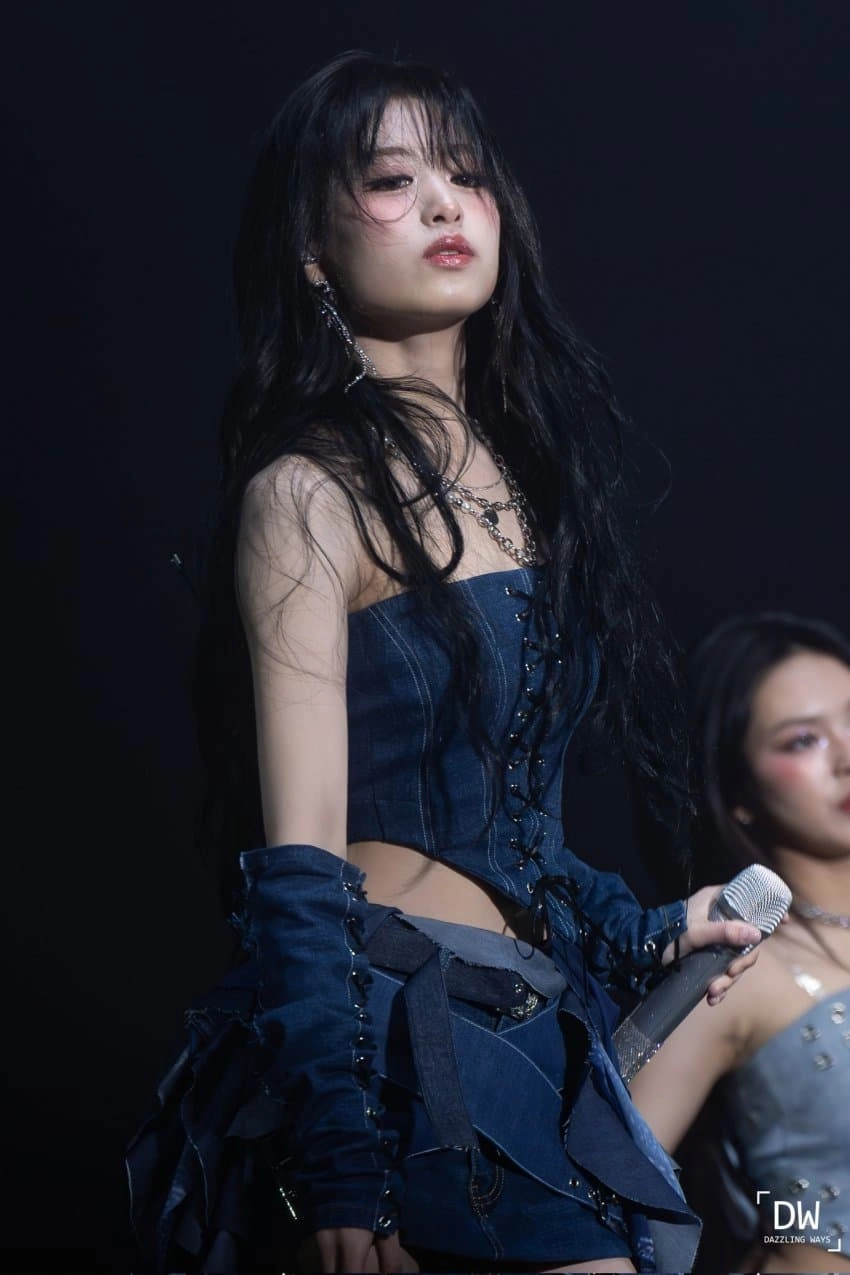 베몬 아현 접겨 드러난 튜브탑 무대 의상