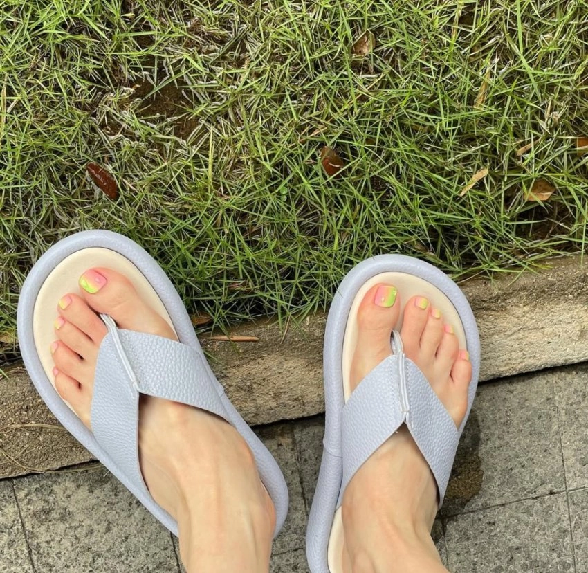 산다라박 맨발 뻗은 요트샷 햇살 아래 발끝 실루엣