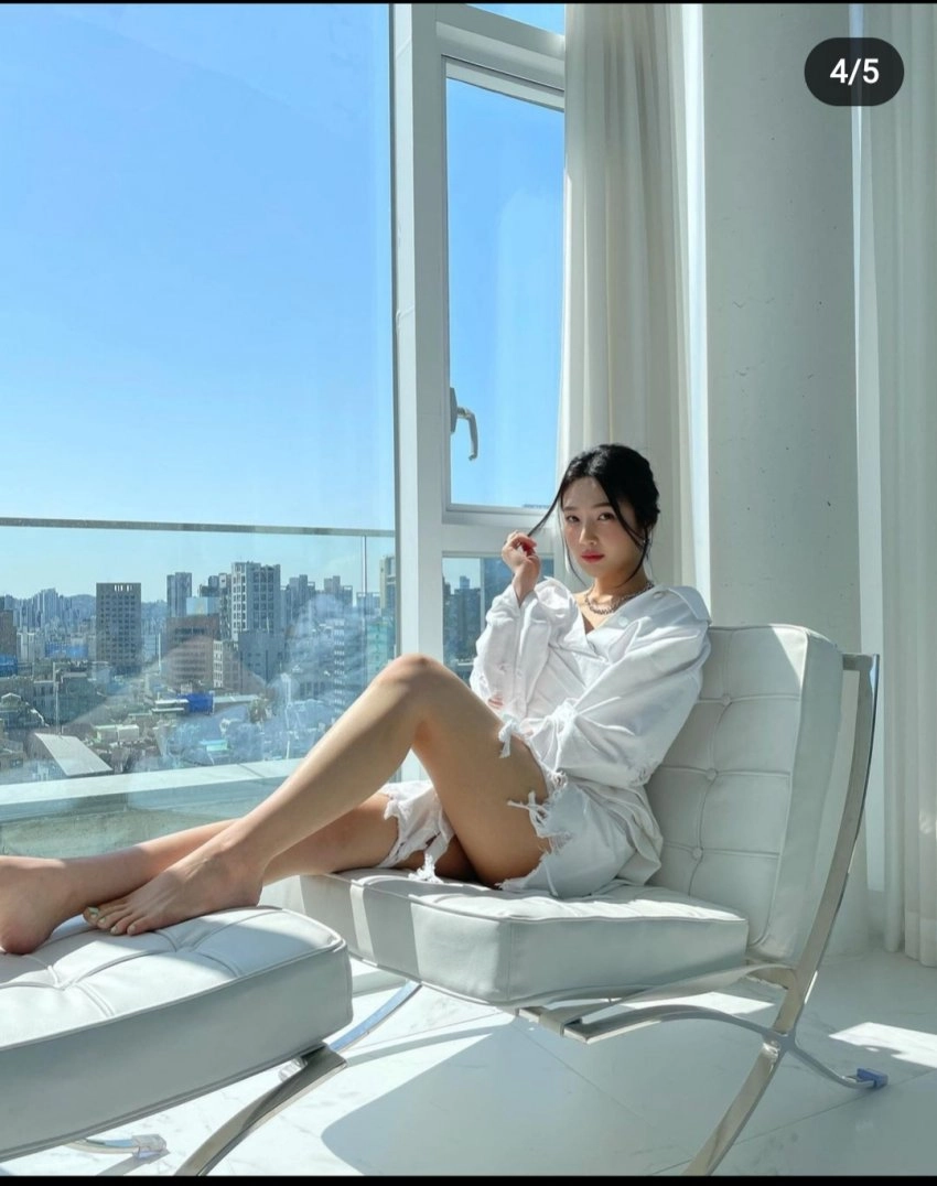 조이 발끝 창가 햇살에 그대로 드러난 화보급 맨발샷