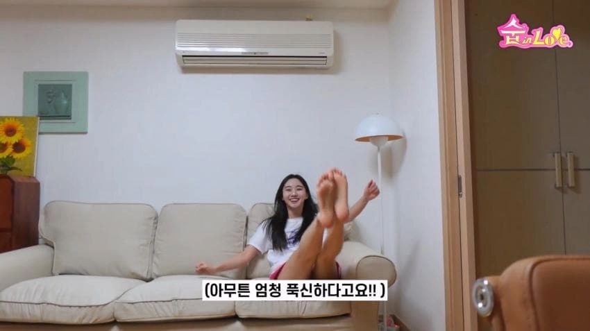 윤수빈 아나운서 발바닥 집 소파 위 셀카