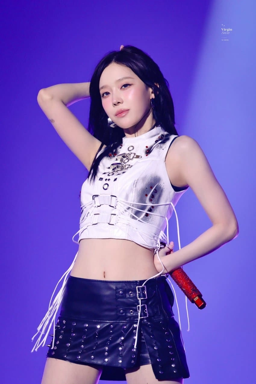 윈터는 배꼽도 참 예뻐