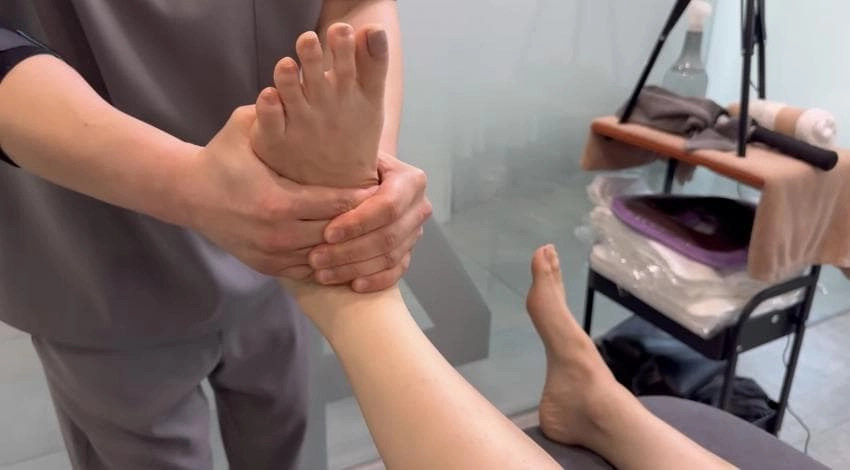 도수치료 받는 모델 바이커 팬츠 밀려 올라간 엉태에 팬들 숨멎