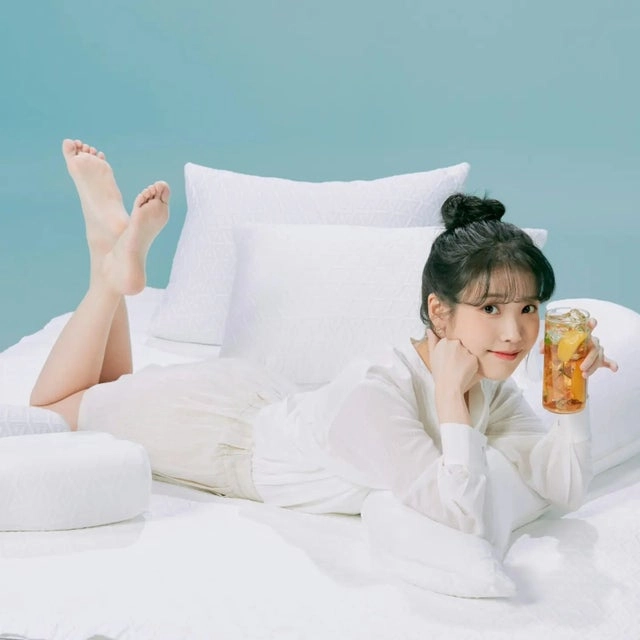 아이유 발바닥 뻗은 포즈 속 뒤꿈치