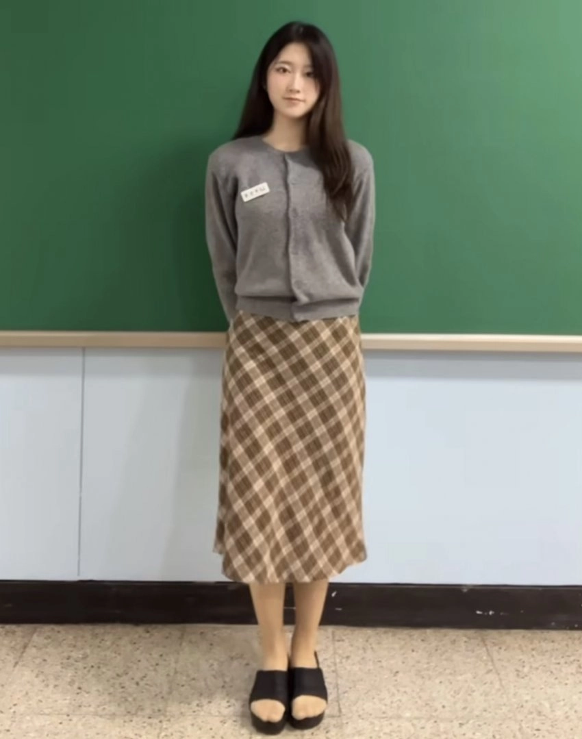 교생선생님 스타킹 신은 채 샌들 팁토 포즈