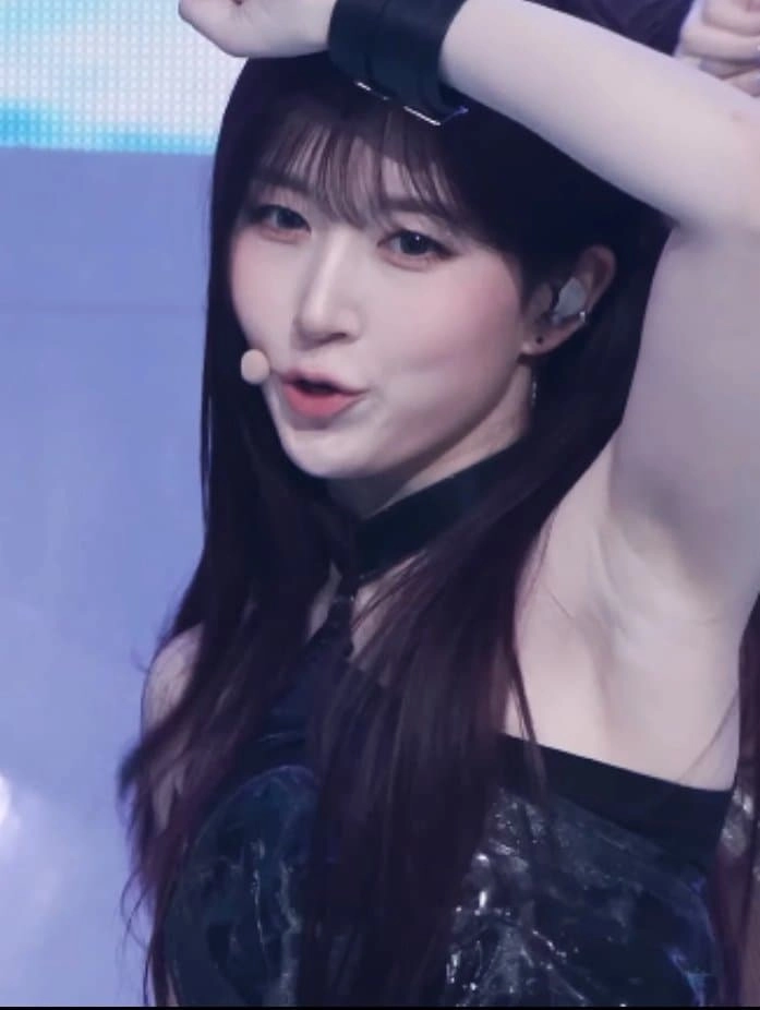 혜원 도톰겨 드러난 민소매