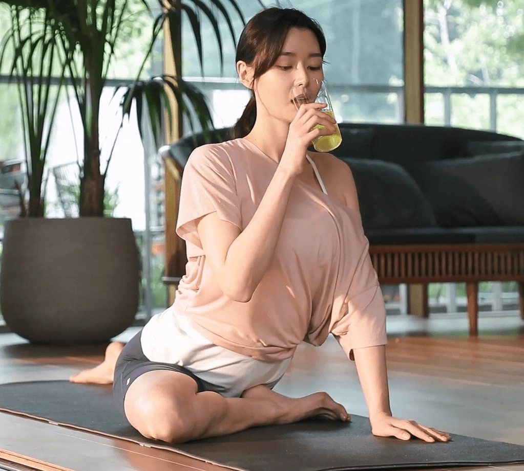 권나라 발 드러난 요가 자세에 팬들 시선 고정