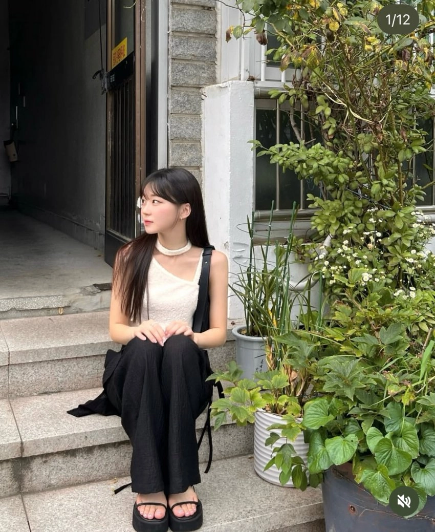 유튜버 가요이 발가락 클로즈업 셀카 발끝 포즈에 시선 고정