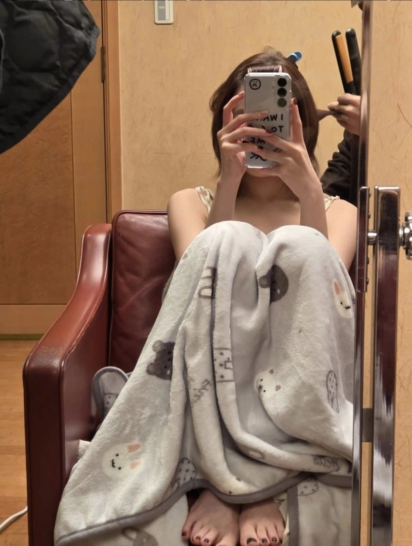 르세라핌 김채원 빼꼼발 대기실 쇼파 아래 살짝 드러난 맨발