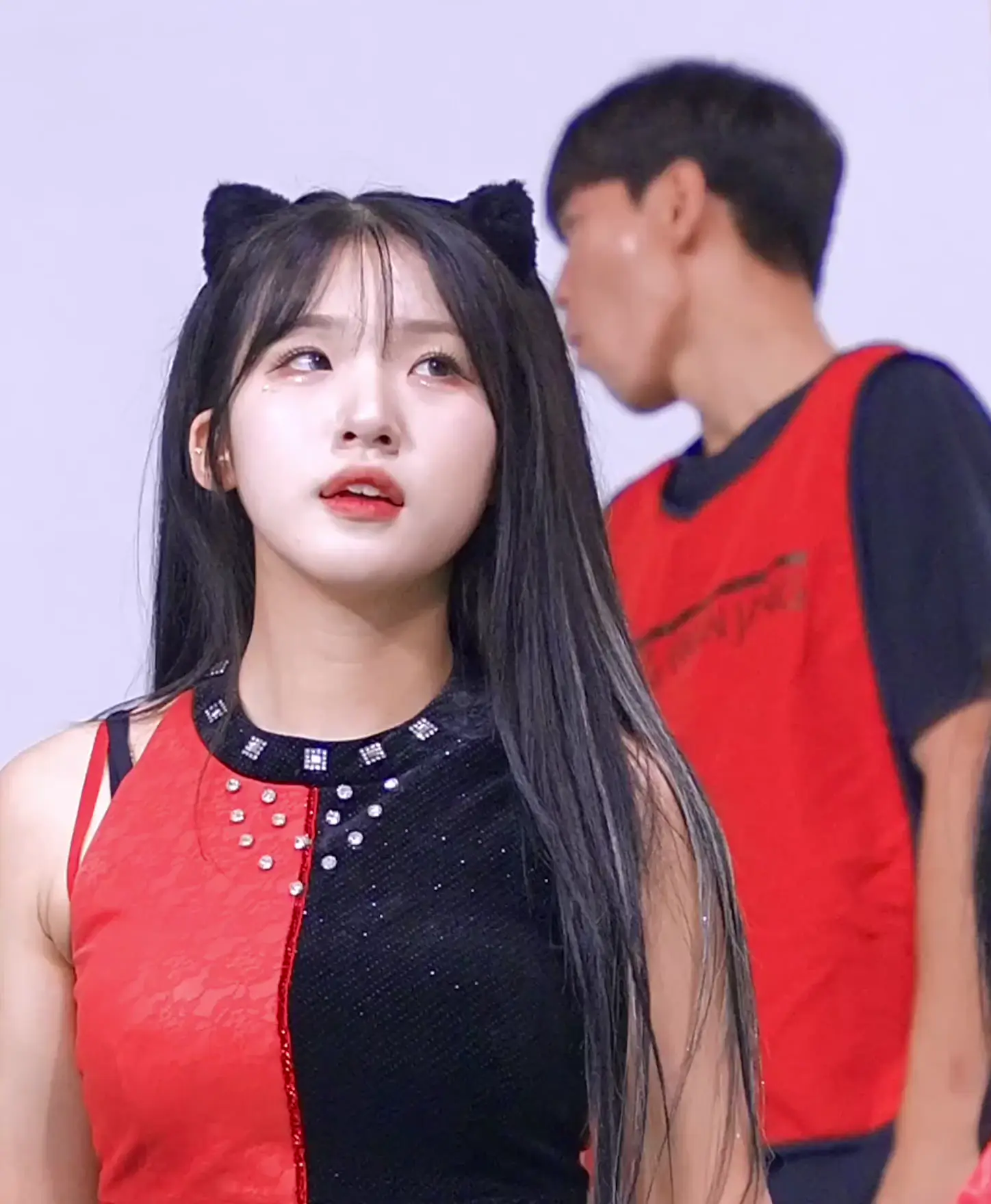 염세빈 겨주름 보인 민소매 직캠 조명 아래 라인 그대로