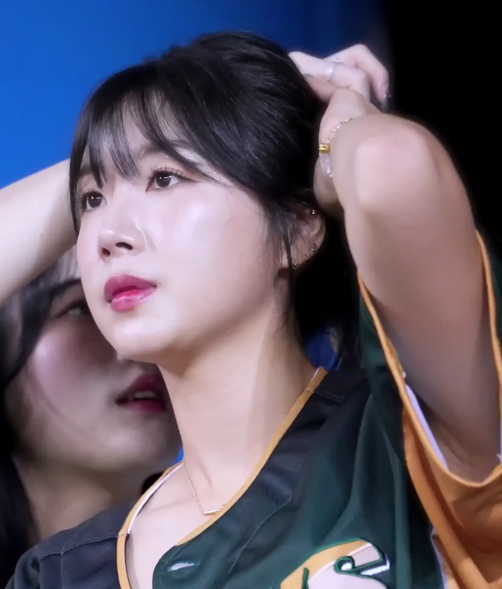 안지현 은근슬겨 드러난 반팔 응원복