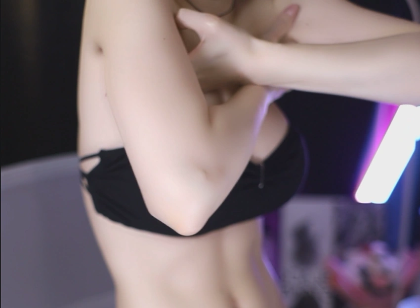여캠 겨땀 모아서 카메라에 보여주자 시청자 반응 폭발