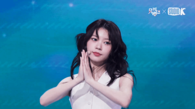 모카 활짝겨 터진 안무 장면 팔 벌리자마자 실루엣 그대로