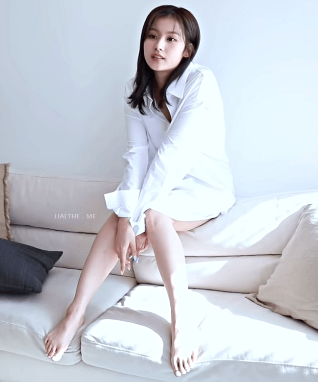 흰셔츠 한장 걸친 트와이스 사나 맨발